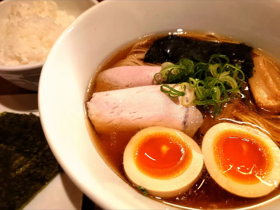 SnapDish♪ Happy Birthday♪

【TRYラーメン大賞2021-2022 
新店・しょうゆ部門5位】
支那蕎麦 澤田 
支那蕎麦 (950円) 
＋白ご飯 (150円)
＋海苔 (別皿、6枚、100円)
＠新宿御苑前3分 
(JR新宿駅から徒歩15分) 
25143
〈醤73塩24噌󠄀13タ5昆7出7F7冷6
混1〉|大脇さん