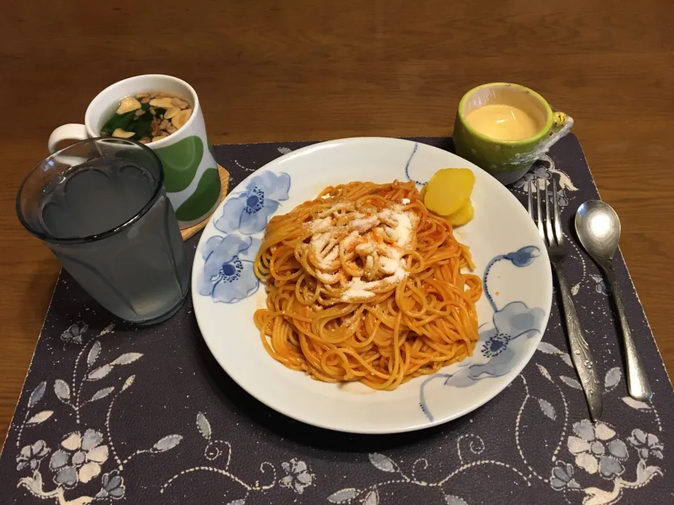 スパゲッティナポリタン、ワカメ&茹で小松菜&揚げ玉ねぎ&揚げ大蒜入りタマネギスープ、沢庵、スポーツドリンク、手作りプリン(昼飯)|enarinさん
