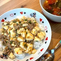 麻婆豆腐丼 & トマトとわかめと卵のスープ|ぺろたんさん