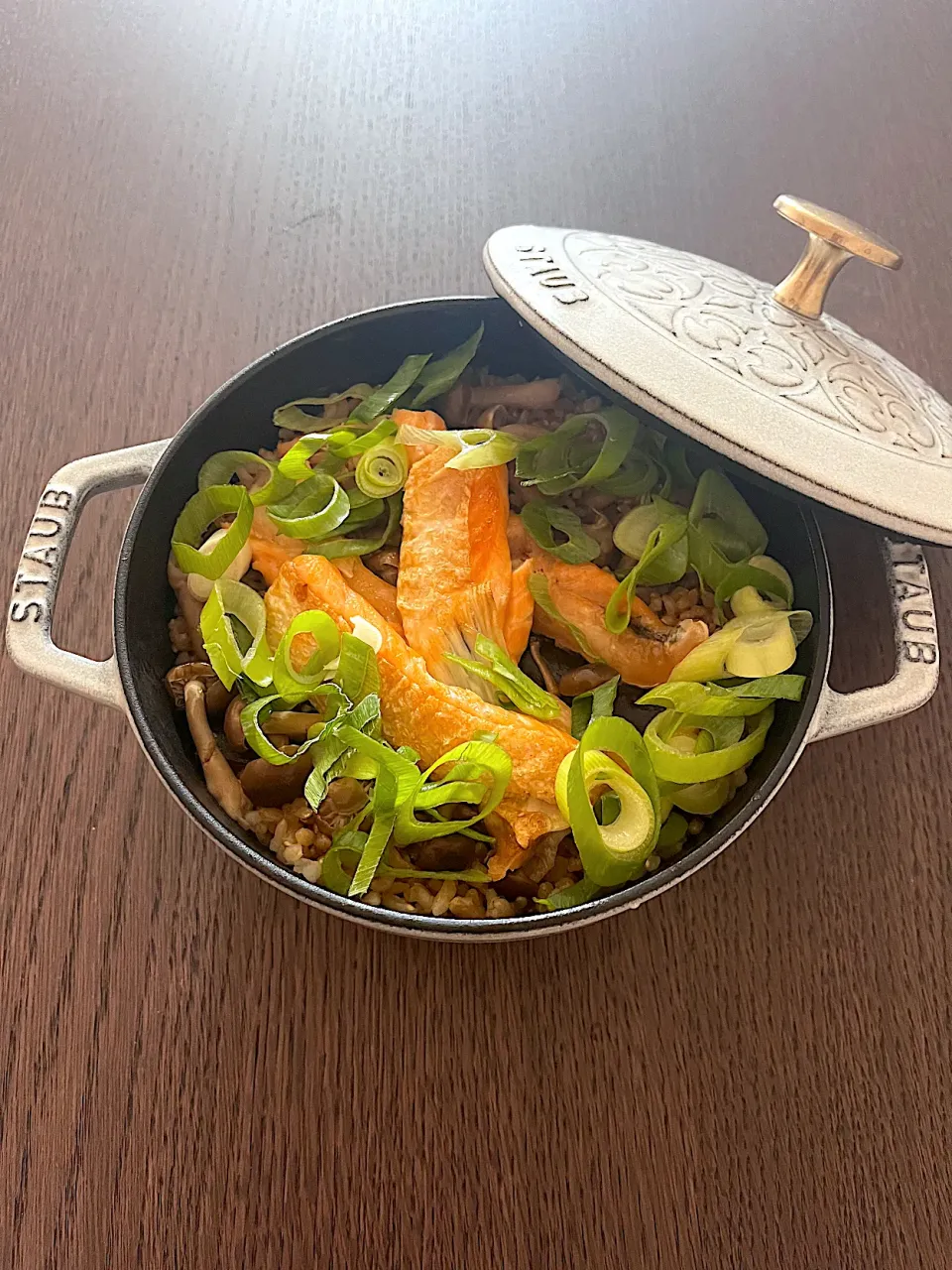 鮭ハラスとシメジの玄米ご飯|きょーこさん