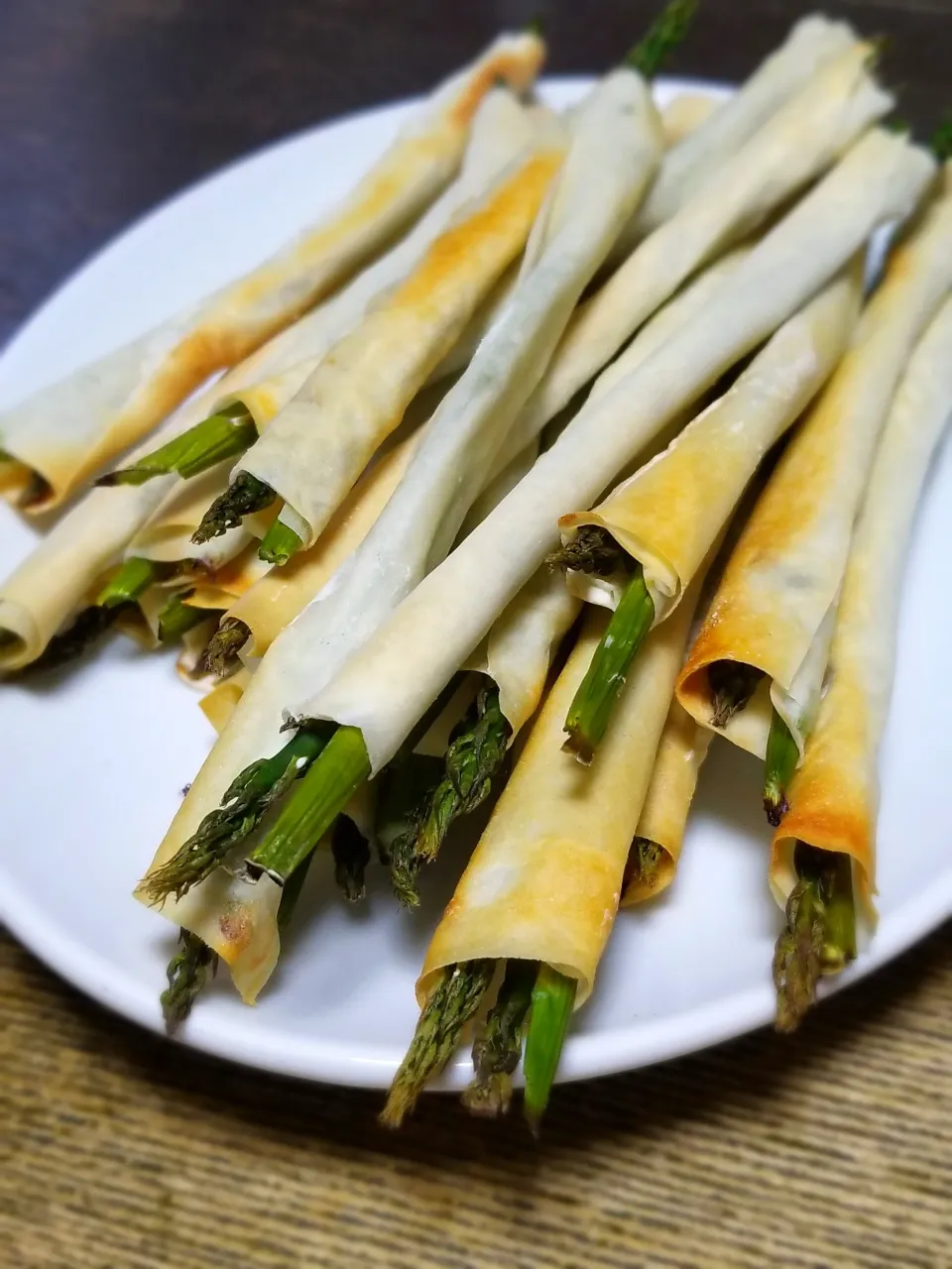 パパ作👨アスパラの焼き春巻|ぱんだのままんさん
