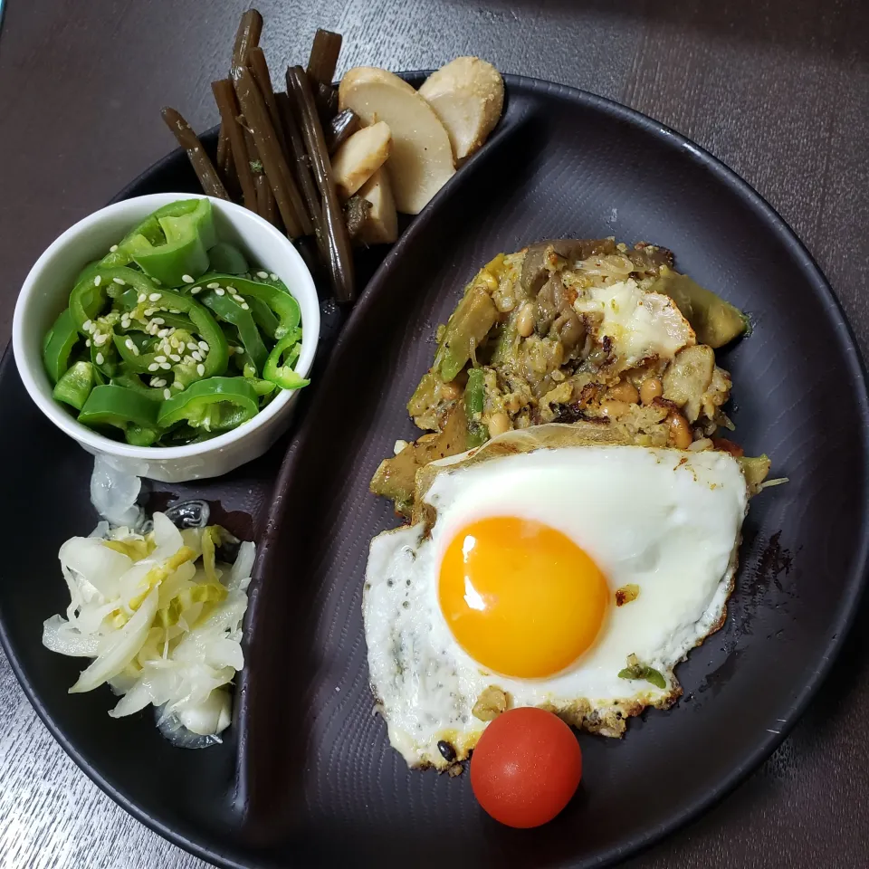 アボカドと納豆ごはんに目玉焼き　野菜と漬物を添えまして|もりぞうさん