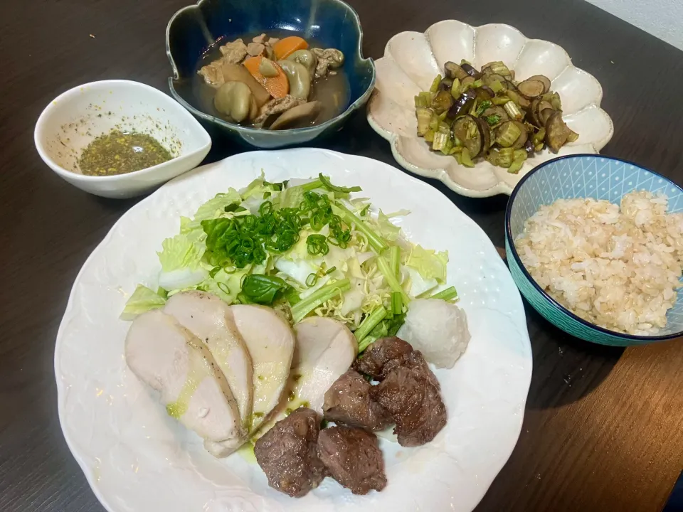 ⚫︎サイコロおろしステーキ&鳥ハム サラダ添え
⚫︎大根の葉とごぼう、茄子のダシ醤油炒め
⚫︎筑前煮|tatsuponさん