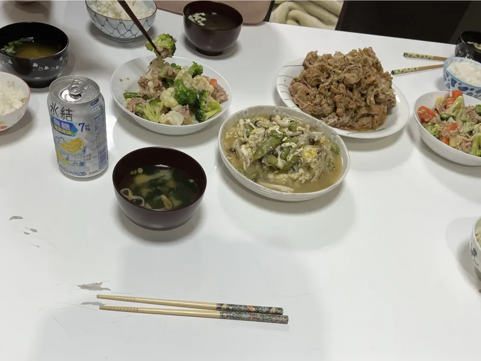 バッタバッタの晩御飯☆豚塩プルコギ☆温サラダ（洋風野菜ミックス・ツナ缶・ゴマドレ）☆野菜の卵とじ（絹さや・もやし・しめじ）☆みそ汁（インスタント）|Saharaさん