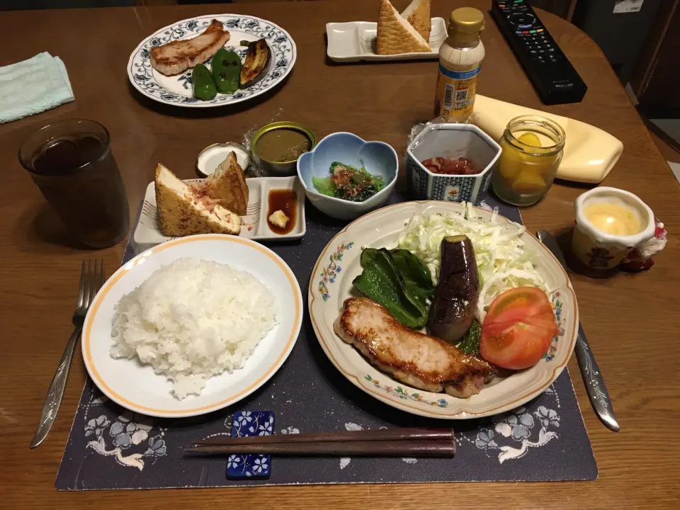 蟹味噌海苔巻き、国産ポークソテー、なすソテー、ピーマンソテー、自家栽培の初物のししとうソテー、トマト、千切りキャベツ、絹厚揚げの揚げ焼き、小松菜のお浸し、煮豆、沢庵、六条麦茶、手作りプリン(夕飯)|enarinさん