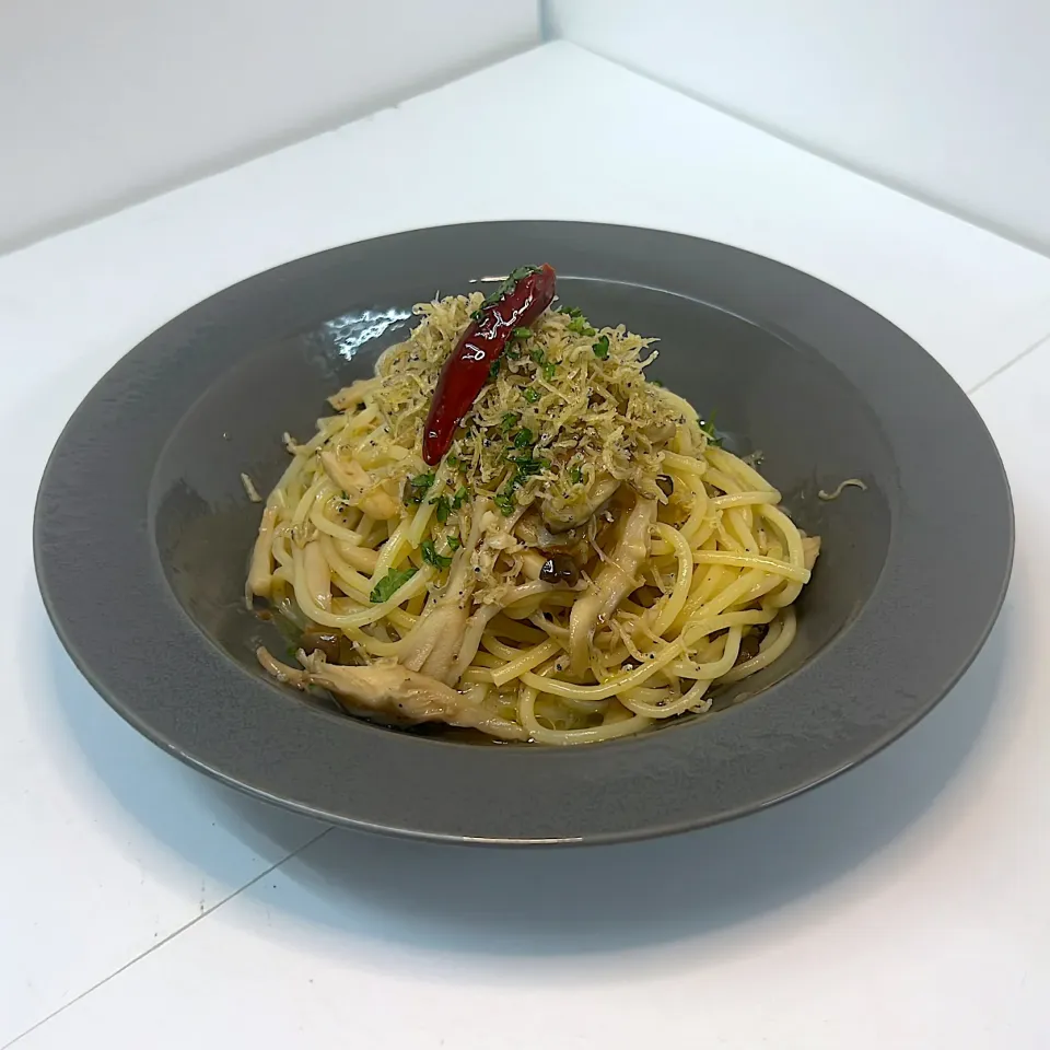 シラスとキノコのペペロンチーノ|こやまんどさん