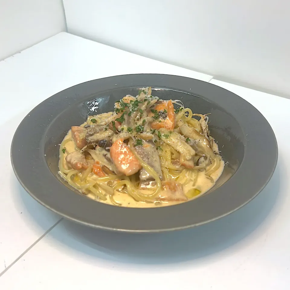 サーモンとキノコのクリームパスタ|こやまんどさん