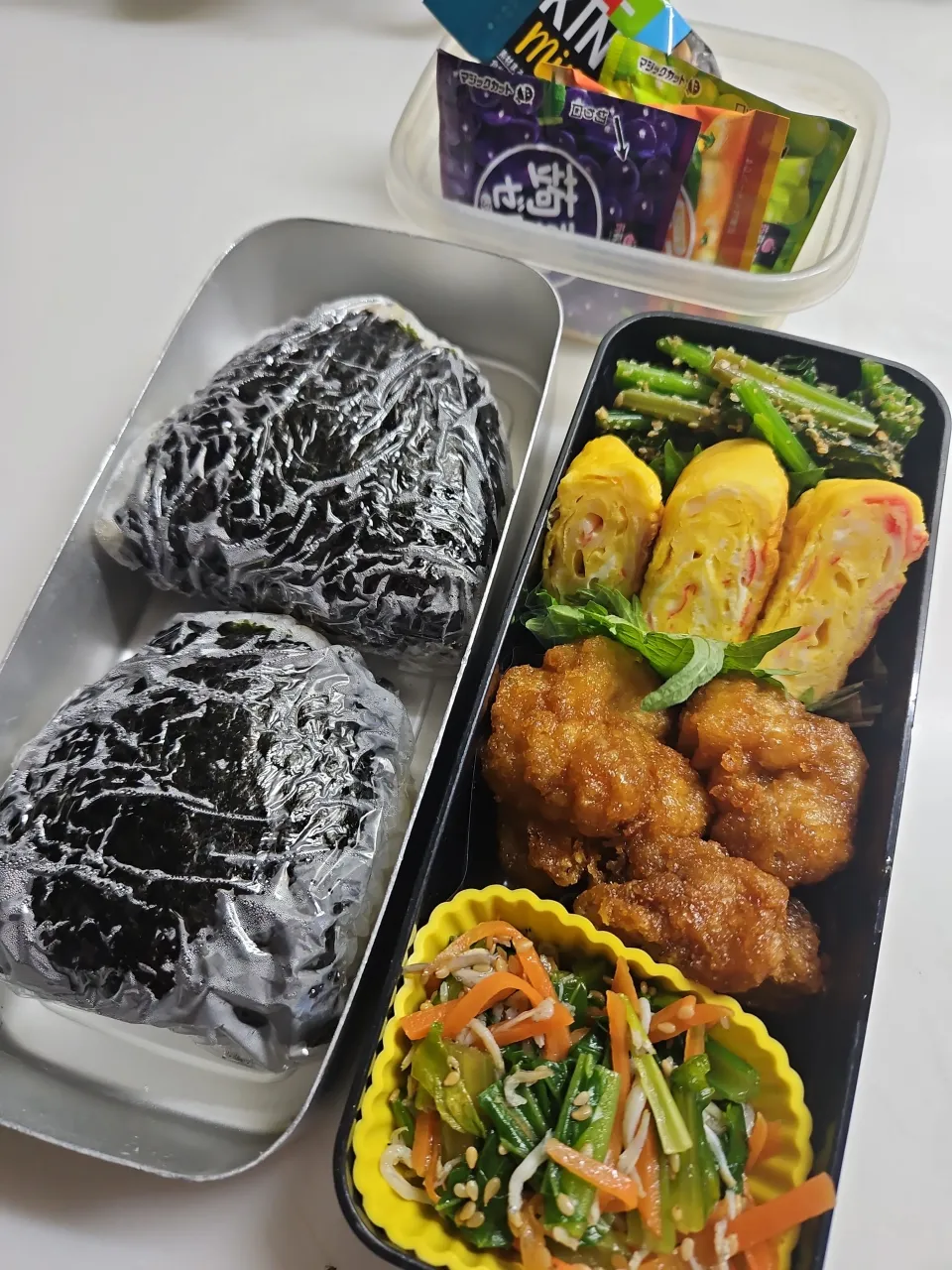 ☆高校生弁当☆体育祭☆梅お握り、ほうれん草胡麻和え、カニカマ卵焼き、唐揚げ、小松菜ナムル、蒟蒻ゼリー、ナッツバー|ｼｮｺﾗさん