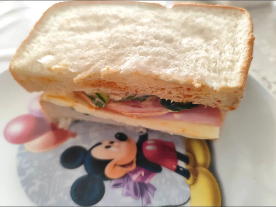 ハムきゅうりスライスチーズサンドイッチ🥪|m.rafuさん