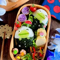 カエルさん抱っこおにぎり弁当|Akiyoෆ¨̮⑅さん