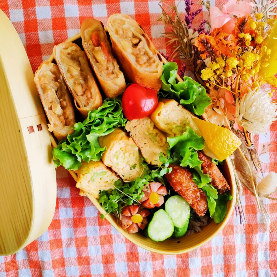春巻き弁当
　春巻き
　シャウエッセン
　だし巻きたまご

美味しくできました✨|ふかふかごはんさん