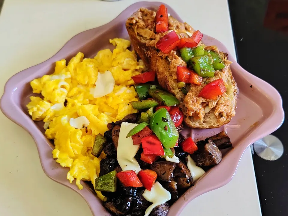 Good morning 😍💕butter toasted sourdough bread (last pc) spicy tuna eggs mushrooms 😍😍💋💋💋|🍒lynnlicious🍒さん