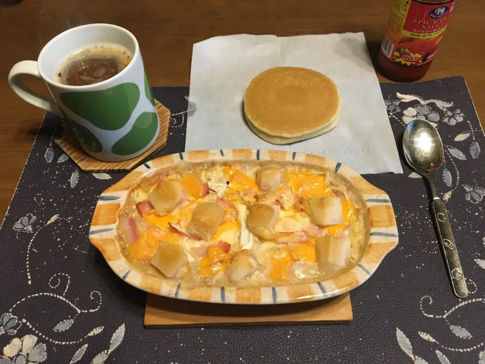 3種のチーズのガーリック＆ペッパー味ラトビア産オートミールの餅グラタン、ミニホットケーキ、ホットコーヒー(朝ご飯)|enarinさん