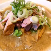 【完全キャッシュレス対応】
【ラーメンWalker 東京 2025
ラーメンWalkerグランプリ 東京2024 銀賞】
【TRYラーメン大賞2024-2025 名店部門 MIX第3位】 
【食べログ ラーメン TOKYO 百名店 2023~2024 選出店】 
桜上水 船越 
塩中華そば 麺半分
  (茹で前100g、1,100円) 
＋メンマ (麺半分でサービス無料)
＋ドサッと短冊チャーシュー
(限定、200円)
＋ごはん (120円)
＋ごはん専用醤油ダレ (無料)
＠桜上水4分
25144
〈醤73塩25噌󠄀13タ5昆7出7F7冷6
混1〉


