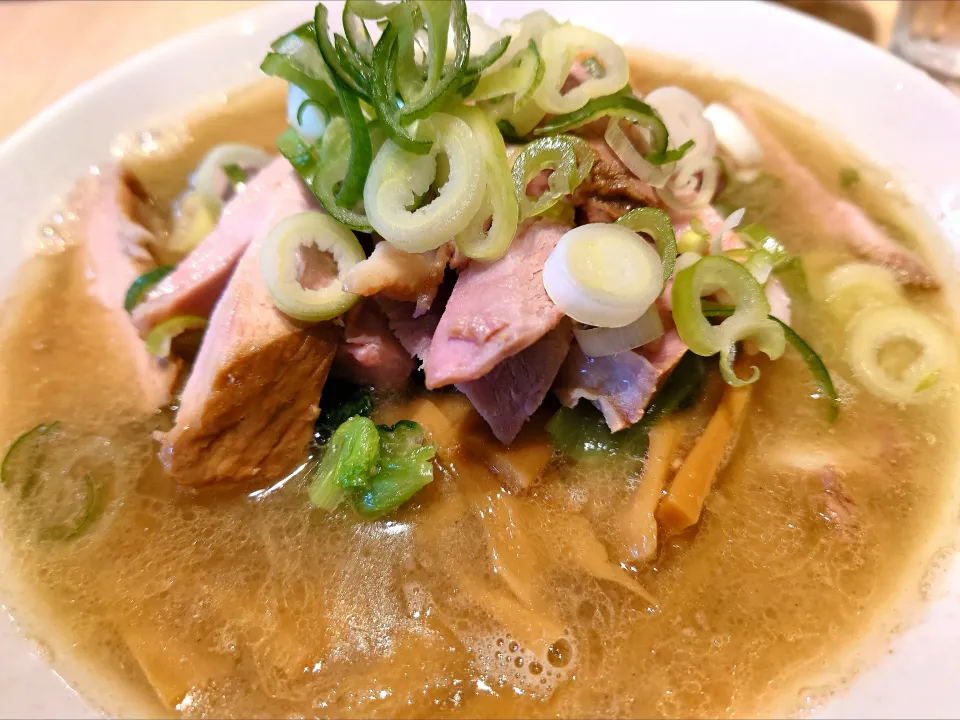 【完全キャッシュレス対応】
【ラーメンWalker 東京 2025
ラーメンWalkerグランプリ 東京2024 銀賞】
【TRYラーメン大賞2024-2025 名店部門 MIX第3位】 
【食べログ ラーメン TOKYO 百名店 2023~2024 選出店】 
桜上水 船越 
塩中華そば 麺半分
  (茹で前100g、1,100円) 
＋メンマ (麺半分でサービス無料)
＋ドサッと短冊チャーシュー
(限定、200円)
＋ごはん (120円)
＋ごはん専用醤油ダレ (無料)
＠桜上水4分
25144
〈醤73塩25噌󠄀13タ5昆7出7F7冷6
混1〉


|大脇さん