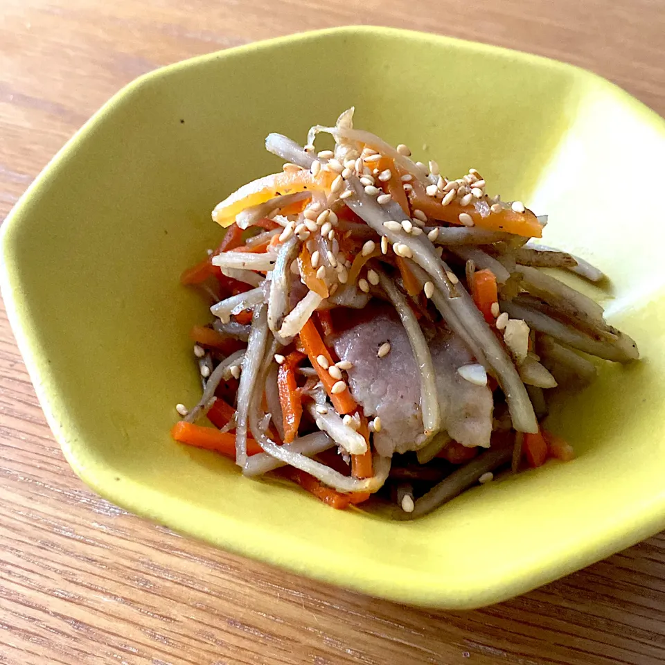 作り置き🥕塩きんぴらごぼう豚入り|ここここのかさん