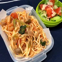 ほうれん草とシーフードのトマトパスタ、サラダ|きらきらさん