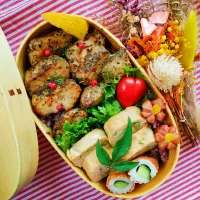 鶏肉ハーブ焼き弁当
　鶏肉香草焼き
　シャウエッセン
　だし巻きたまご

美味しくできました✨|ふかふかごはんさん