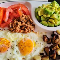 Happy breakfast 😍😋😚💕💖☕🍳🥑🍅🍄‍🟫🧄|🍒lynnlicious🍒さん