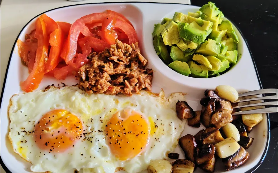 Happy breakfast 😍😋😚💕💖☕🍳🥑🍅🍄‍🟫🧄|🍒lynnlicious🍒さん