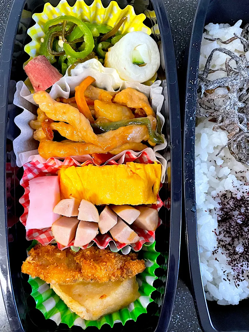 今週のお弁当　青椒肉絲、鯵と鰤の魚フライ、ピーマンの塩昆布和え、卵焼き、ちくわチーズほか|パパ手料理さん