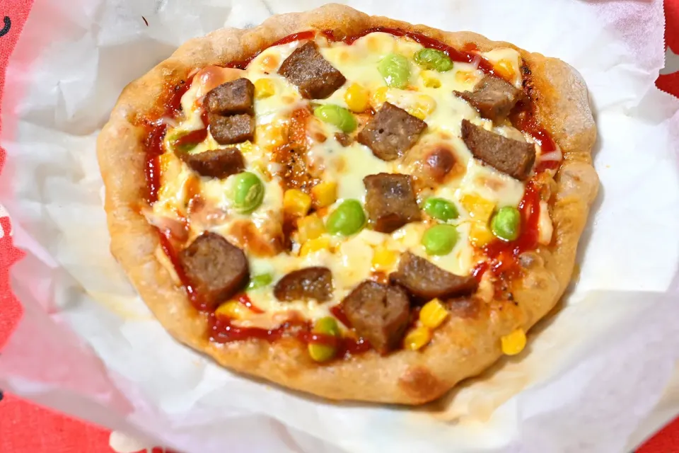 生地からつくるお手軽ピザ💕　生地伸ばしてケチャップ、マヨ、オリーブオイル、乾燥バジル、胡椒を直接塗り塗り。好きな具材乗せてフライパンで下面、オーブントースターで上面焼いて出来上がり✨🎉　もちもち生地が美味しい😌|深夜特急fさん