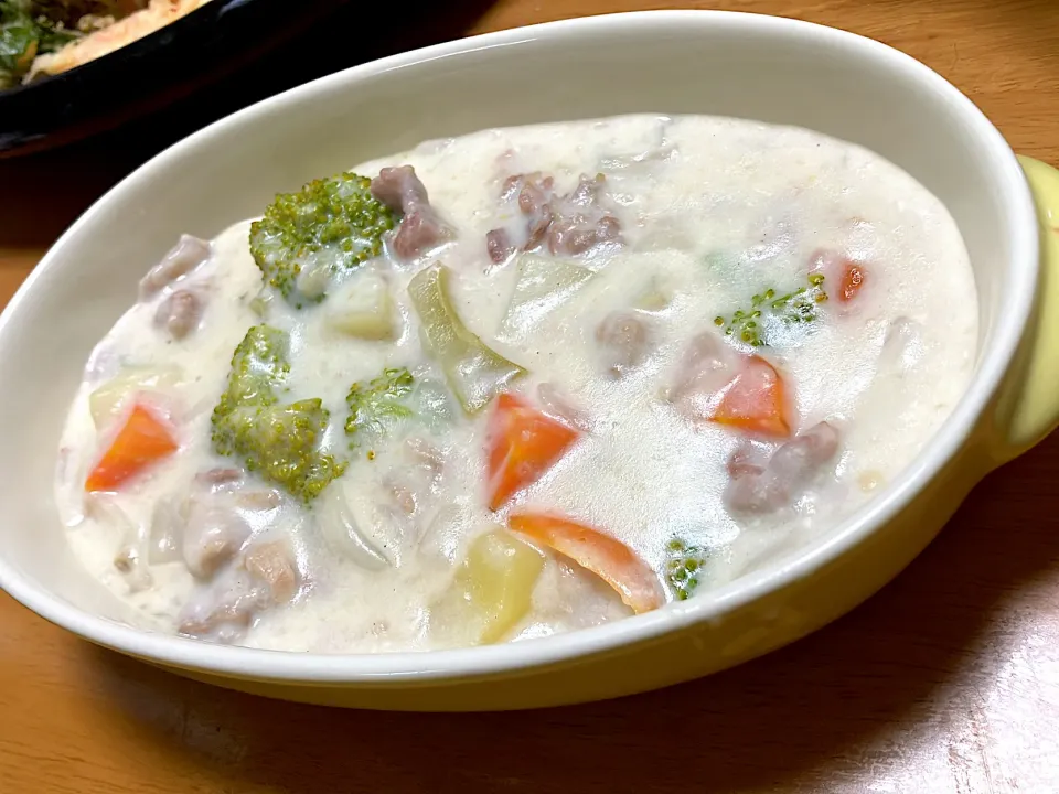冷蔵庫の牛乳とブロッコリーを整理したくて🥦︎ クリームシチュー 材料は全て地産地消、買い物はしてません|🐈⸒⸒⸒⸒つるのダンス🐈🐾さん