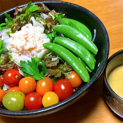 「液みそ　ど・みそ監修　濃厚みそ」を使ってみたSnapdishの料理・レシピ写真:まるズワイガニ🦀ほぐし身と宝石トマト全て地産地消のサラダ ドレッシングはコチラの麦味噌ベースに液みそど.みそも入れて手作り