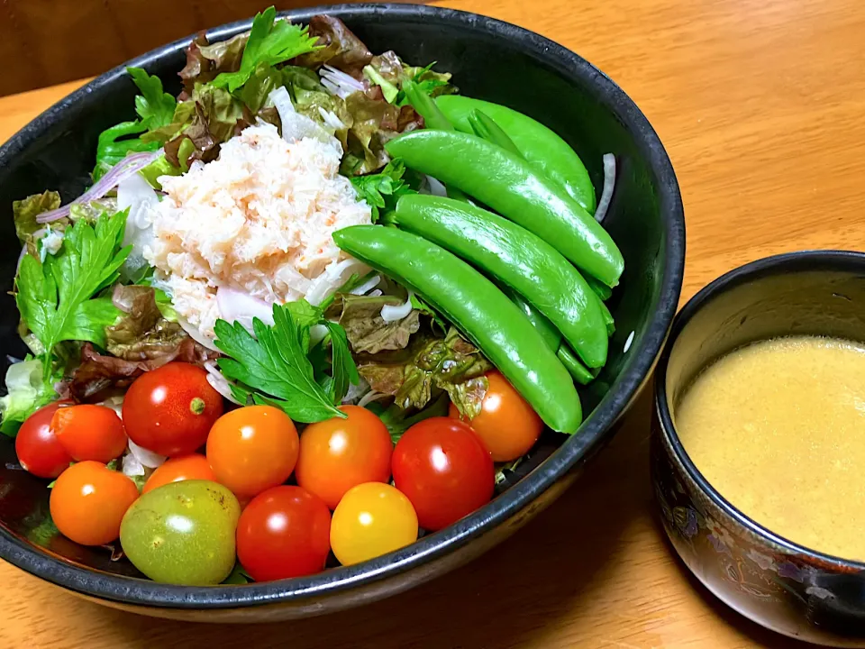 まるズワイガニ🦀ほぐし身と宝石トマト全て地産地消のサラダ ドレッシングはコチラの麦味噌ベースに液みそど.みそも入れて手作り|🐈⸒⸒⸒⸒つるのダンス🐈🐾さん