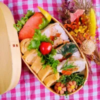 鶏とお野菜のテリーヌ風弁当
　鶏とお野菜のテリーヌ
　シャウエッセン
　出汁巻きたまご

美味しくできました✨|ふかふかごはんさん