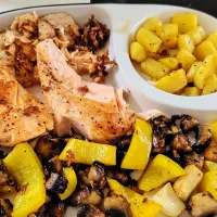 Lunch Salmon potato mushrooms yellow peppers garlic with butter 😍😋|🍒lynnlicious🍒さん