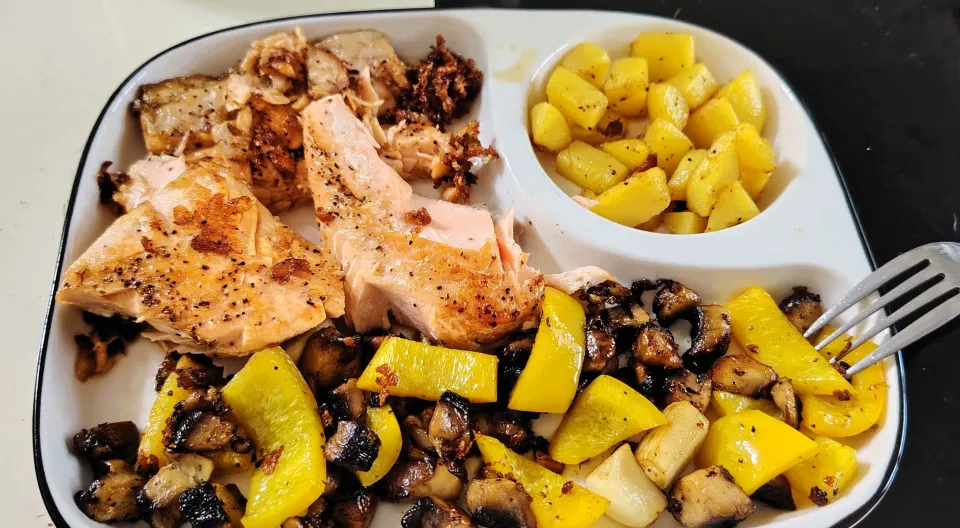 Lunch Salmon potato mushrooms yellow peppers garlic with butter 😍😋|🍒lynnlicious🍒さん