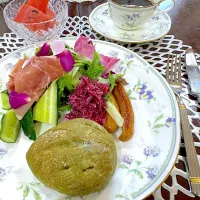 食べれるバラを散らした朝ごパン🥐|Seikoさん