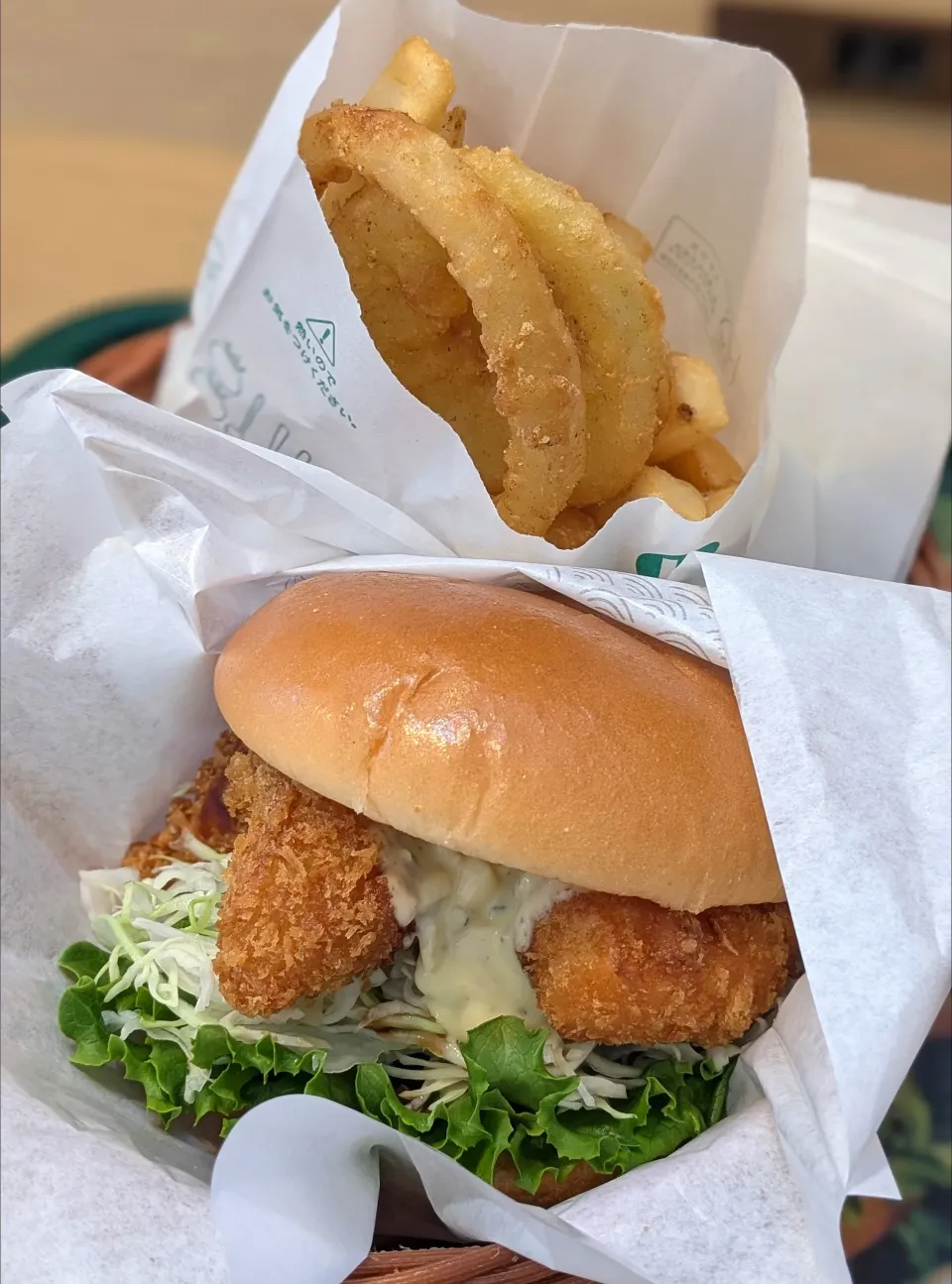 モスのエビフライバーガー🍔|あぼちさん