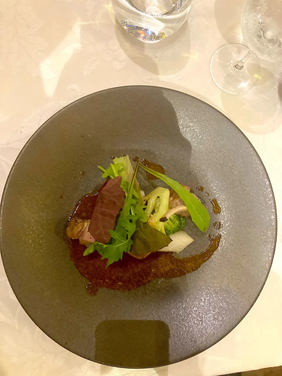 四間道レストラン「MATSUURA」⑦  肉料理はボクの大好物、仔羊のロースト  ソースも羊でだしをとっていて羊食人種のボクにはたまらない一品でした😋|なびさん