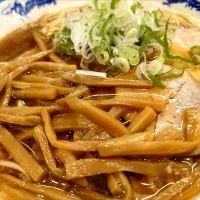 【1956年創業】 
中華そば 共楽 
竹の子そば (葱多め、1,050円) 
＋麺特盛 (100g、100円) 
＋生卵×2 (別椀、50円×2) 
@銀座2分、銀座一丁目、東銀座 
(JR有楽町駅から徒歩6分) 
25146
〈醤75塩25噌󠄀13タ5昆7出7F7冷6
混1〉