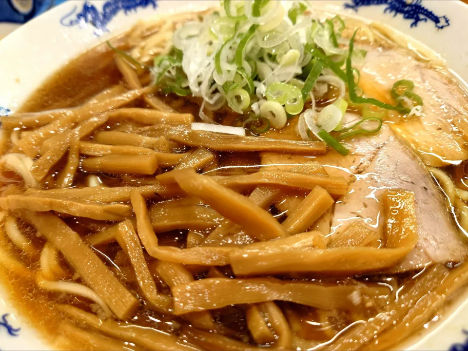 【1956年創業】 
中華そば 共楽 
竹の子そば (葱多め、1,050円) 
＋麺特盛 (100g、100円) 
＋生卵×2 (別椀、50円×2) 
@銀座2分、銀座一丁目、東銀座 
(JR有楽町駅から徒歩6分) 
25146
〈醤75塩25噌󠄀13タ5昆7出7F7冷6
混1〉|大脇さん