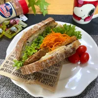 黒胡麻のカンパーニュでサンドイッチ