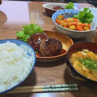 ハンバーグ・じゃがいもとにんじんの甘煮・ごはん・ナスの味噌🌺|chiyukiさん