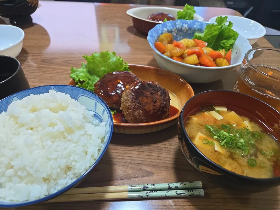 ハンバーグ・じゃがいもとにんじんの甘煮・ごはん・ナスの味噌🌺|chiyukiさん