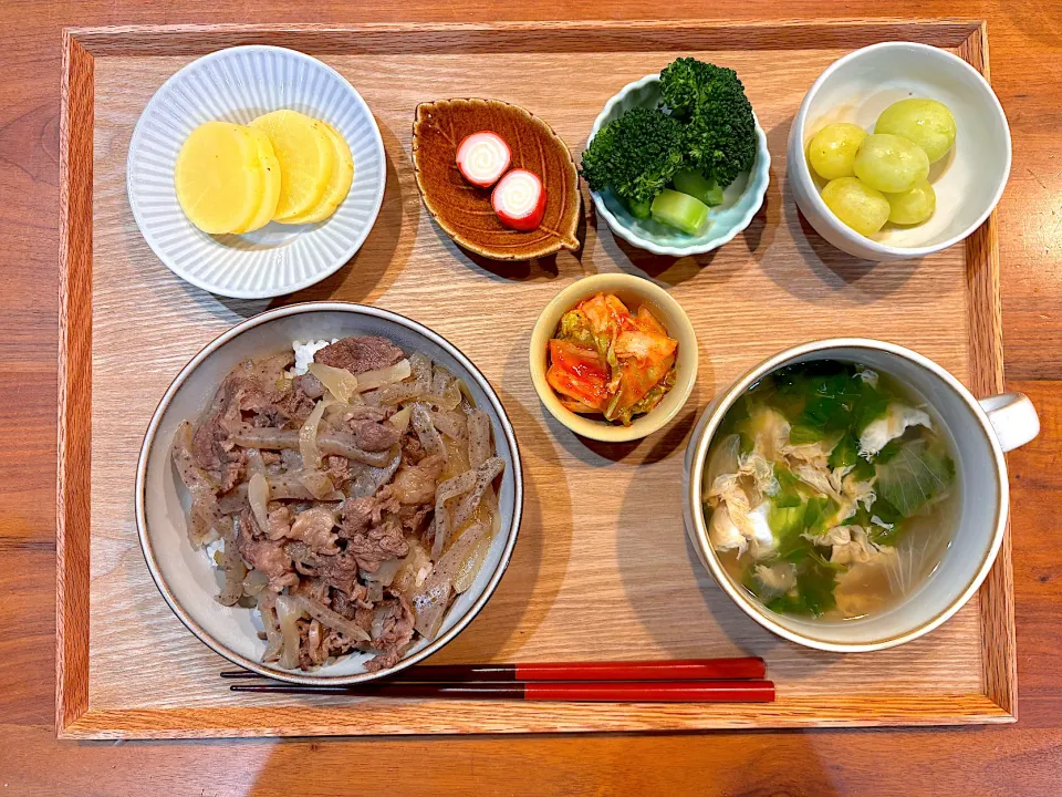 夜ご飯(牛丼、カニカマチーズ、たくあん、キムチ、ブロッコリー、レタスたまごスープ、ぶどう)|cocomikaさん