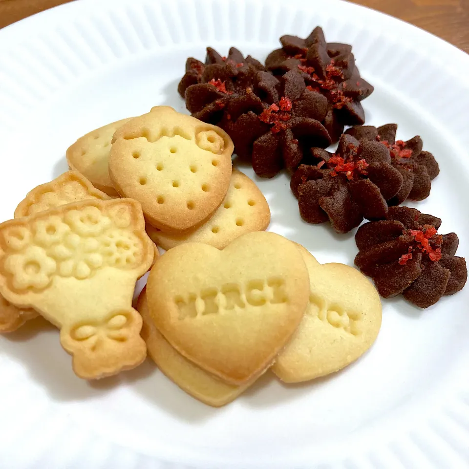 型抜きクッキーとチョコの絞り出しクッキー♪|ましてさん