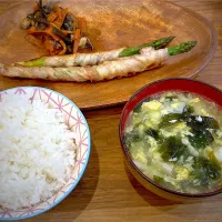水餃子スープ、アスパラ豚巻き、アザミと蕨入り煮物、ご飯の夜ご飯|りえはるさん