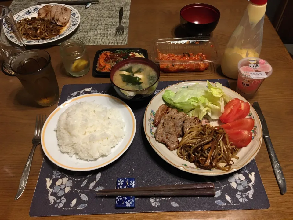 ご飯、ポークソテー、もやし炒め、トマト、レタス、ナムル盛り合わせ、キムチ、沢庵、絹豆腐&大根&塩茹で生わかめの味噌汁、六条麦茶、白桃ジュレ(夕飯)|enarinさん
