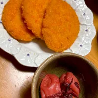 魚のすり身のハムカツ風と梅干し|🐈⸒⸒⸒⸒つるのダンス🐈🐾さん