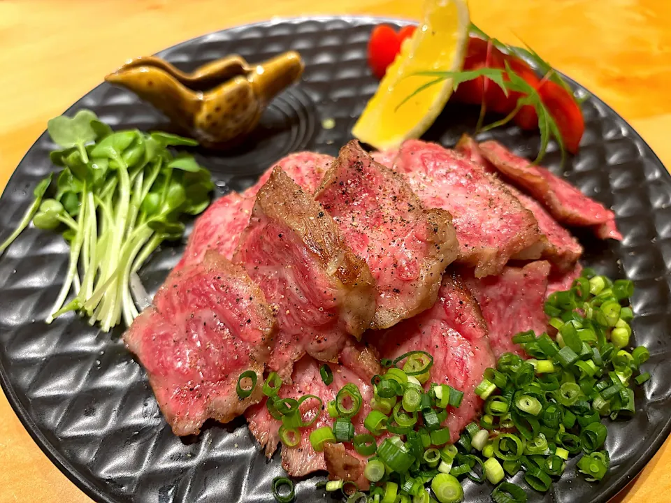 5月30日・焼き鳥屋のコース・②牛のたたき|山勝さん