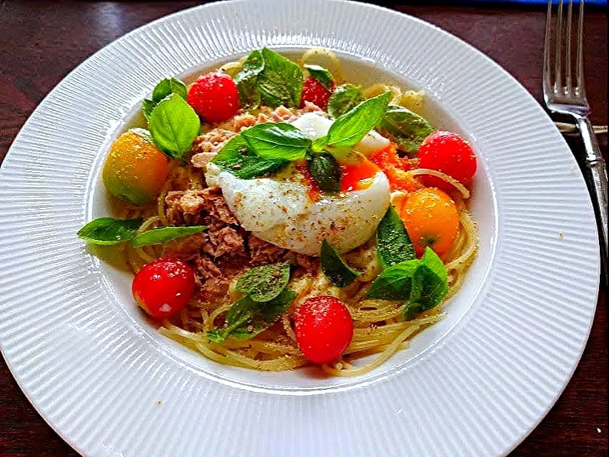 夏野菜と温玉を載せたパスタ🍝|quita (喜田)さん