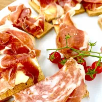 Prosciutto and salami crostini|gonbenさん