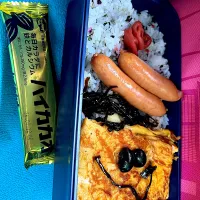 #昼飯　黒豆としそ昆布の天パー顔チーズオムレツと梅とシャウエッセン2本と茶豆7個乗せうめしそ混ぜご飯ハイカカオ添え弁当|ms903さん
