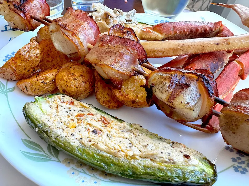 Bacon wrapped scallops and jalapeño poppers|Laki Maikaʻiさん